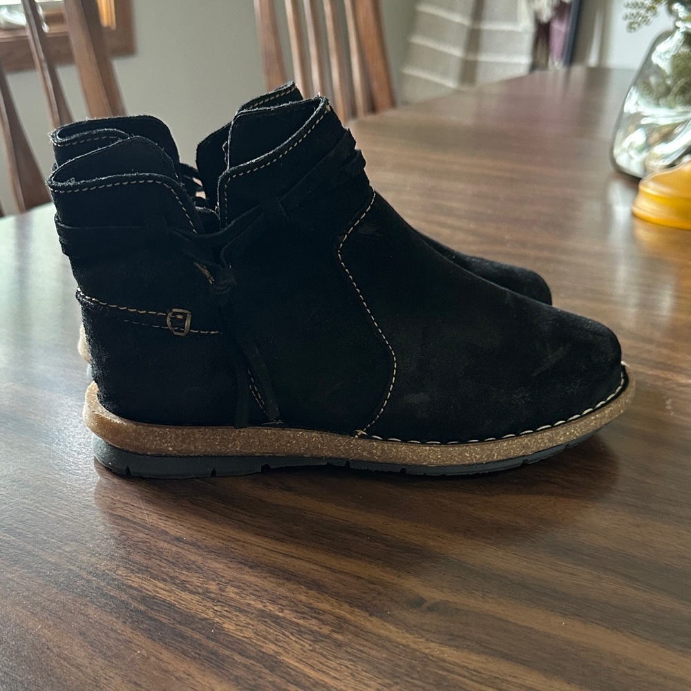 BORN Wynter Comfort Ankle Boot  - NWOT - size 7